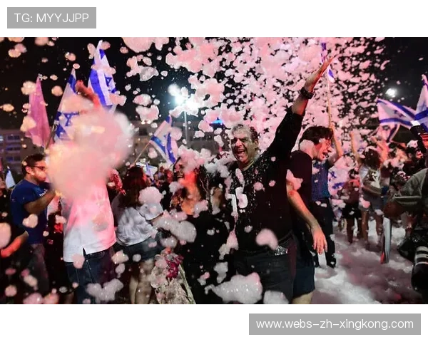 冠军球队巡游庆祝，球迷街头欢腾画面感人，球队夺冠怎么发朋友圈