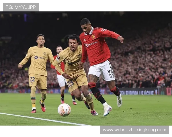 曼联多脚配合进入禁区，拉什福德射门高出