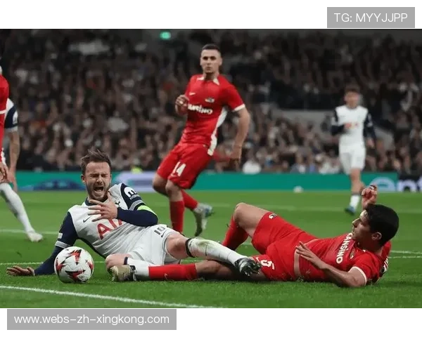 利物浦在边路集结力量,对方后防承压明显